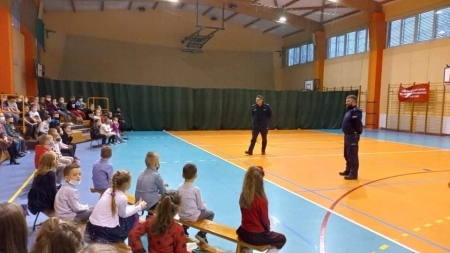 Dnia 14 stycznia gościliśmy w naszej szkole Panów Policjantów z Komisariatu Poli...