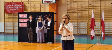 W hołdzie Konstytucji 3 Maja – szkolna inscenizacja historyczna