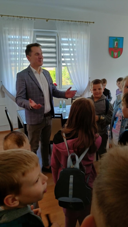 Wizyta uczniów klas 2a i 2b w Urzędzie Gminy, na Poczcie i w lokalnym muzeum