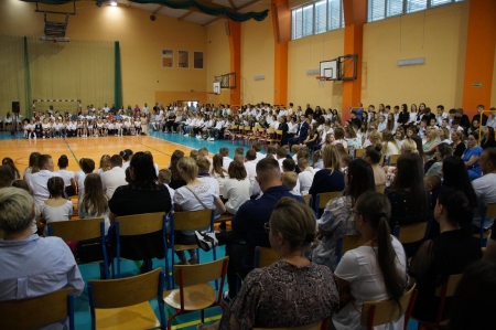 Dziś uroczyście zakończyliśmy rok szkolny 2024/2025