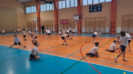 Ruch, zabawa i integracja – wspólne zajęcia przedszkolaków i uczniów